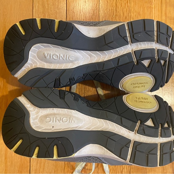 Vionic sneakers 7.5 - Picture 2 of 5